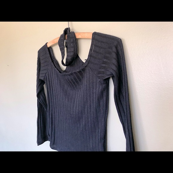 H&M Divided off the shoulder top with neck piece - Picture 2 of 2